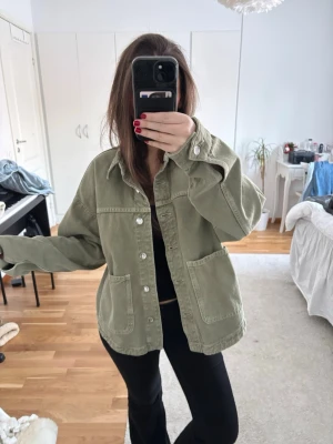 Grön jeansjacka Zara - Knappt använd.