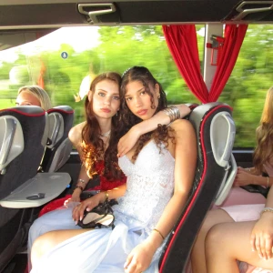 Ljusblå balklänning med spets och snörning💙 - Säljer en magisk ljusblå långklänning med vackra spetsdetaljer och glittriga broderier. Klänningen har snörning i ryggen, v-ringad urringning och är ärmlös. Kjolen är voluminös i flera lager av tyll och ger en riktig bal-feeling. Perfekt för bal eller student! Bara skriv om ni vill ha mer info om klänningen🤗