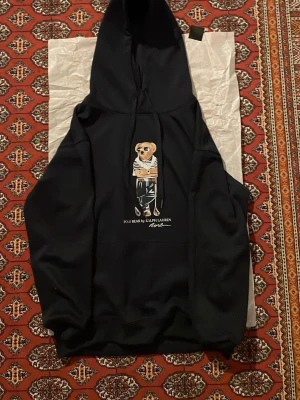 Ralph lauren hoodie - En riktigt snygg Ralph lauren hoodie som är använd ett fåtal gånger. Den är St: S. Köpt på en affär som heter Corner i Mallorca, och därför såklart äkta! Sälj pågrund av att jag tyvärr växt ut den. Vid minsta fråga skriv till mig😁😊!
