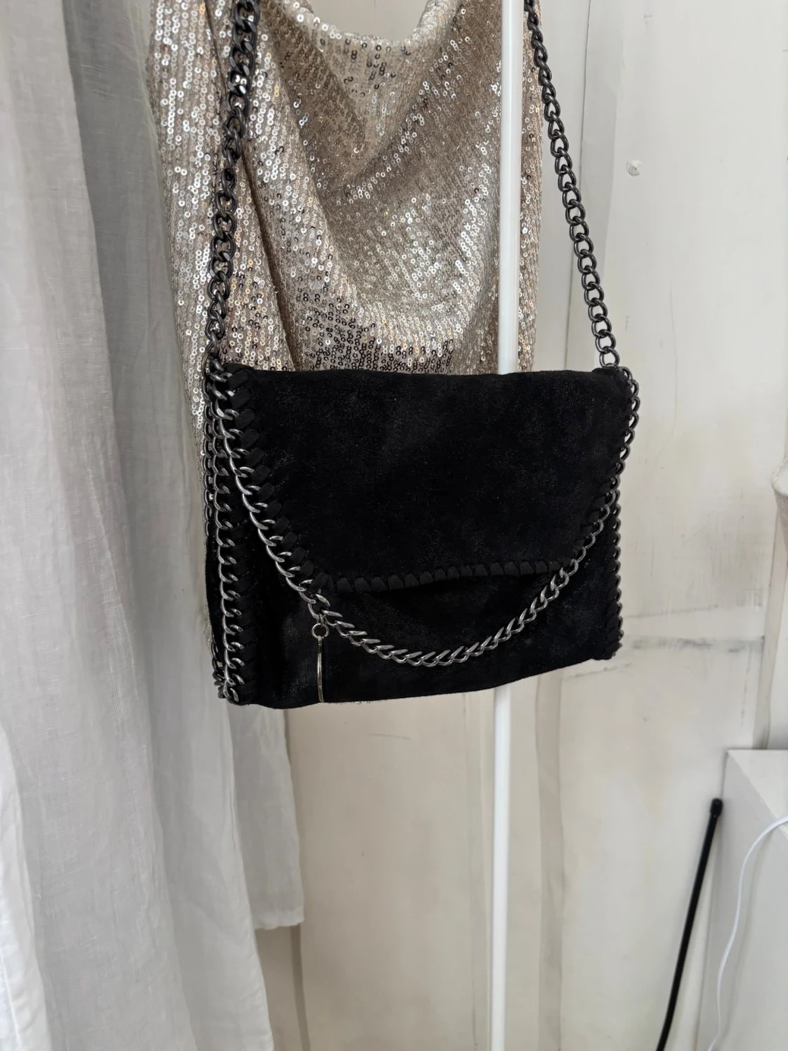 Svart axelväska med kedjedetaljer
