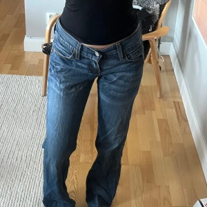 Lågmidjade levis jeans - Jätte Lågmidjade o så bekväma, använda fåtal gånger men finns lite trådar längst ner då jag har sytt ner dom, men de går att klippa bort o syns ej när de has på. 🥰 tveka ej ställa frågor