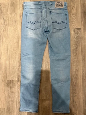Replay Anbass Jeans Ljusblå - Sjukt snygga och sköna Replay Anbass jeans i mycket fint skick i storlek: W32 (Storlekslapp avklippt se mått för längd). Mått - Midja: 43cm, Benlängd: 103,5cm. Modellen är 185cm & 63kg. Hör av dig vid funderingar!🤝