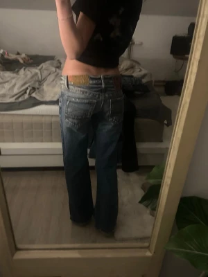 Take two jeans med patchdetaljer - Säljer ett par take two jeans med unika patchdetaljer på fickorna och bak. Jeansen har låg midjaoch är bottcut. Säljer pga att de är för aningen för korta för mig. Midjemått tvärs över: 36cm grenmått: 19cm innerbenslängd: 69cm (själv är jag ca 161cm) skriv om till mig om du är intresserad eller undrar över något💞