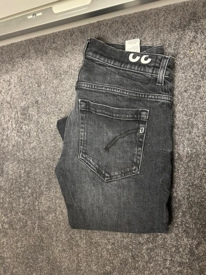 Dondup jeans man - Dondup jeans George storlek 32, sitter liter så typ 30. Mycket bra skick. Pris går att diskutera!