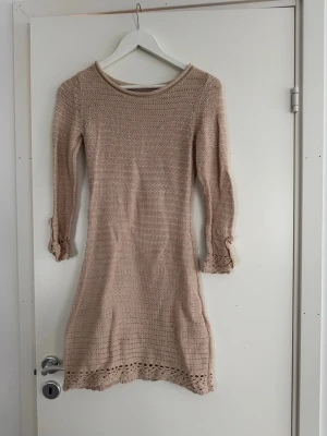 Beige stickad klänning Massimo Dutti - Säljer en beige stickad kortklänning från Massimo Dutti i  bomull. 