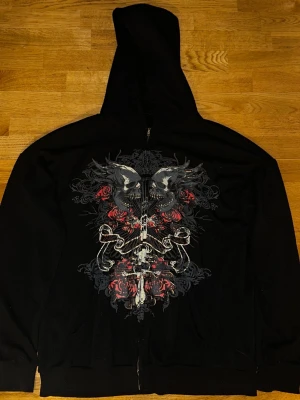 dödskalle hoodie - skitzad dödskalle ja svär storlek L