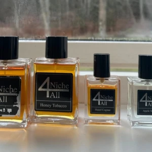 Niche4All parfymset - Upptäck ett set med unika dofter /  parfymer från Niche4all   1. Patchouli TB 100ml = PDM Carlisle and Mancera Red Tobacco) 789kr   2. Honey Tobacco 100ml = Xerjoff Naxos 729kr   3. Hazel Cognac 30ml = Kilian Angel Share 399kr  4. Apple Musk 30ml = Elysium Roja 449kr  Nypris 2366kr plus fraktkostnad