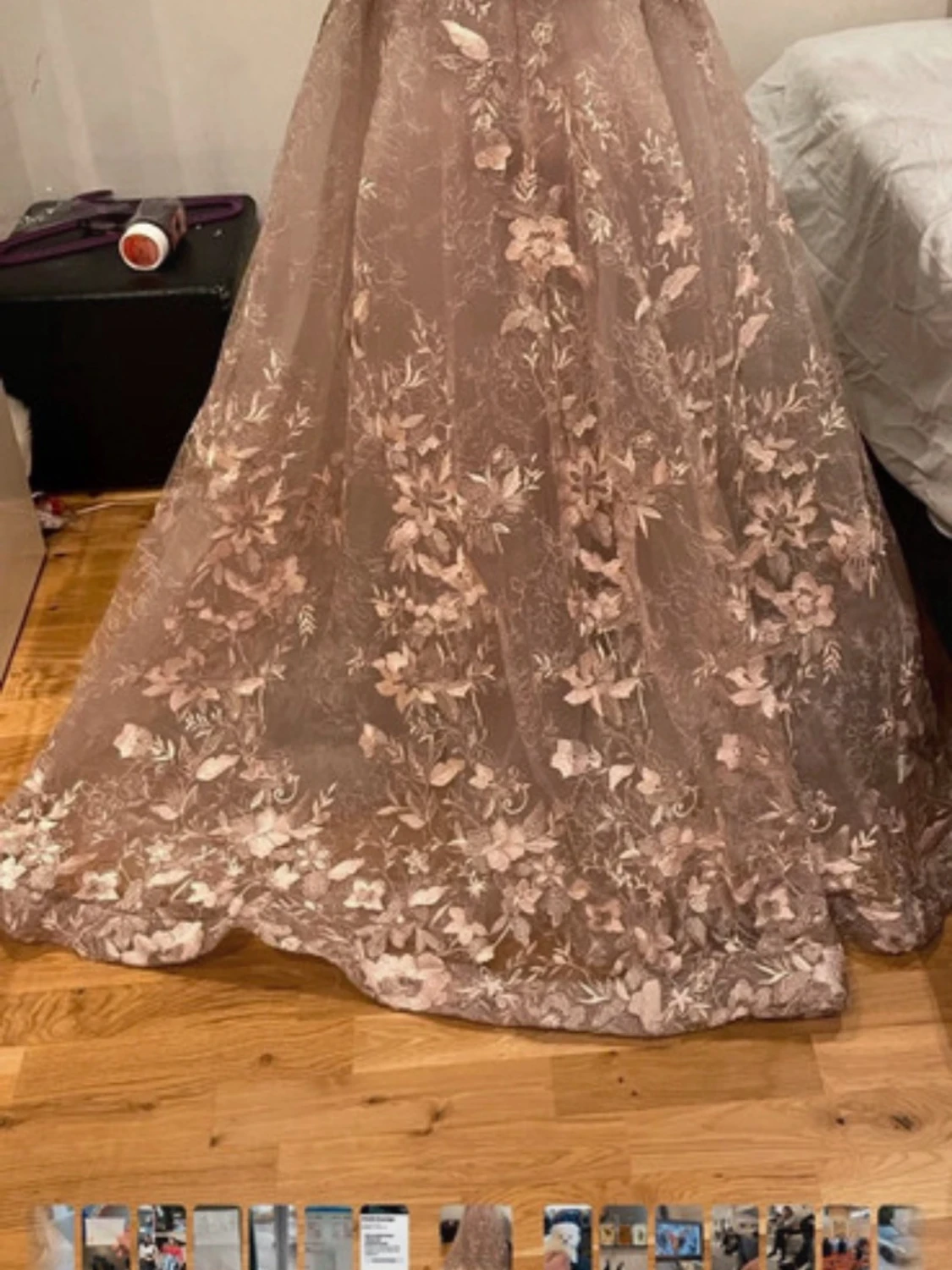 Champagnefärgad långklänning med blommor - 1