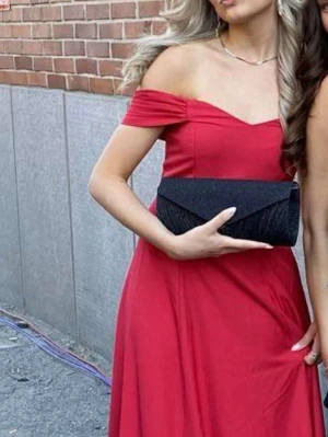 Svart glittrig kuvertväska med kedja - Säljer en svart glittrig kuvertväska med silverfärgad kedja som axelrem. Använd några fåtal timmar på min bal 2024. 💞Som ny. Ordinare pris 292kr på Zalando. Finns inte kvar att köpa.