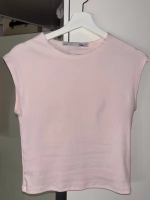 Ljusrosa ärmlös linnetopp  - Använd 1 gång! 