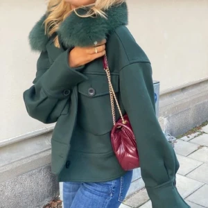 Meotine kappa - Super fin kappa, kommer ej till användning. Storlek S/M, passar mig som är en Xs i storlek. Och bra för att kunna lagra kläder under den !