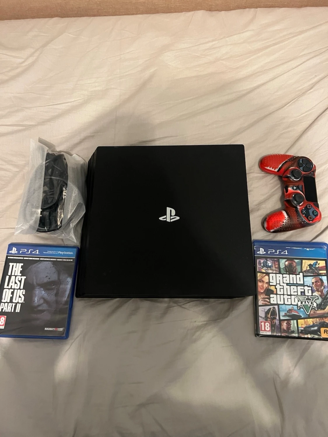 PlayStation 4 med handkontroll och spel