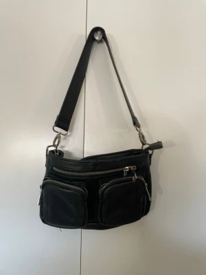 Handväska  - Fin handväska som inte används, några missfärgningar på spännerna annars bra skick utanpå. Finns någon liten fläck inuti som jag kan skicka bild på vid behov