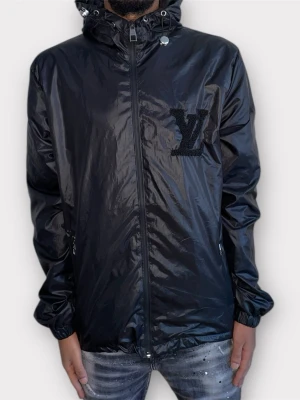 L.V vindjacka-Strl XL-Svart - Fin replika med hög kvalitet. Storlek: EU | XL  Pris: 1399kr. Först till kvarn. Skickas snabbt inom 24h