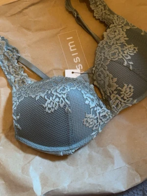 Intimissimi bh 80c - Helt ny med prislapp kvar, aldrig använd! Säljer då den inte kommit till användning, fin grön färg som tyvärr inte finns att köpa längre tror jag. Strl 80C