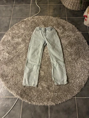 Grunt jeans ljusblåa - Ljusblåa Grunt jeans. Om man har frågor angående byxorna så är det bara att skicka