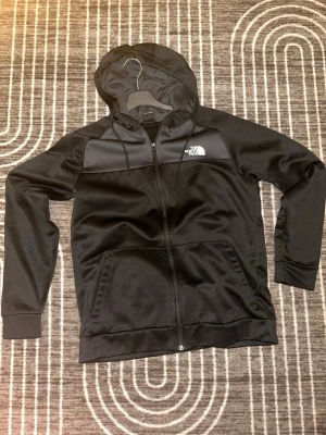 NorthFace zip jacket  - En bekväm zip jacket som passar för träning eller vanlig bekväm kall dag. Den funkar både för män och kvinnor beroende på hur man och med vad man stilar den med. 