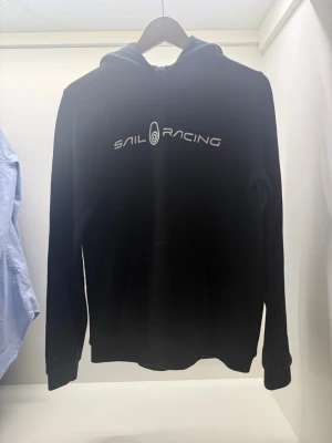 Sail Racing hoodie - Säljer min svarta hoodie från Sail Racing. Säljer den för en billig peng för jag har växt ut den, och den tar bara onödig plats. Kan möjligen gå ner i pris vid snabb affär. Vid nån fundering är det bara att fråga.