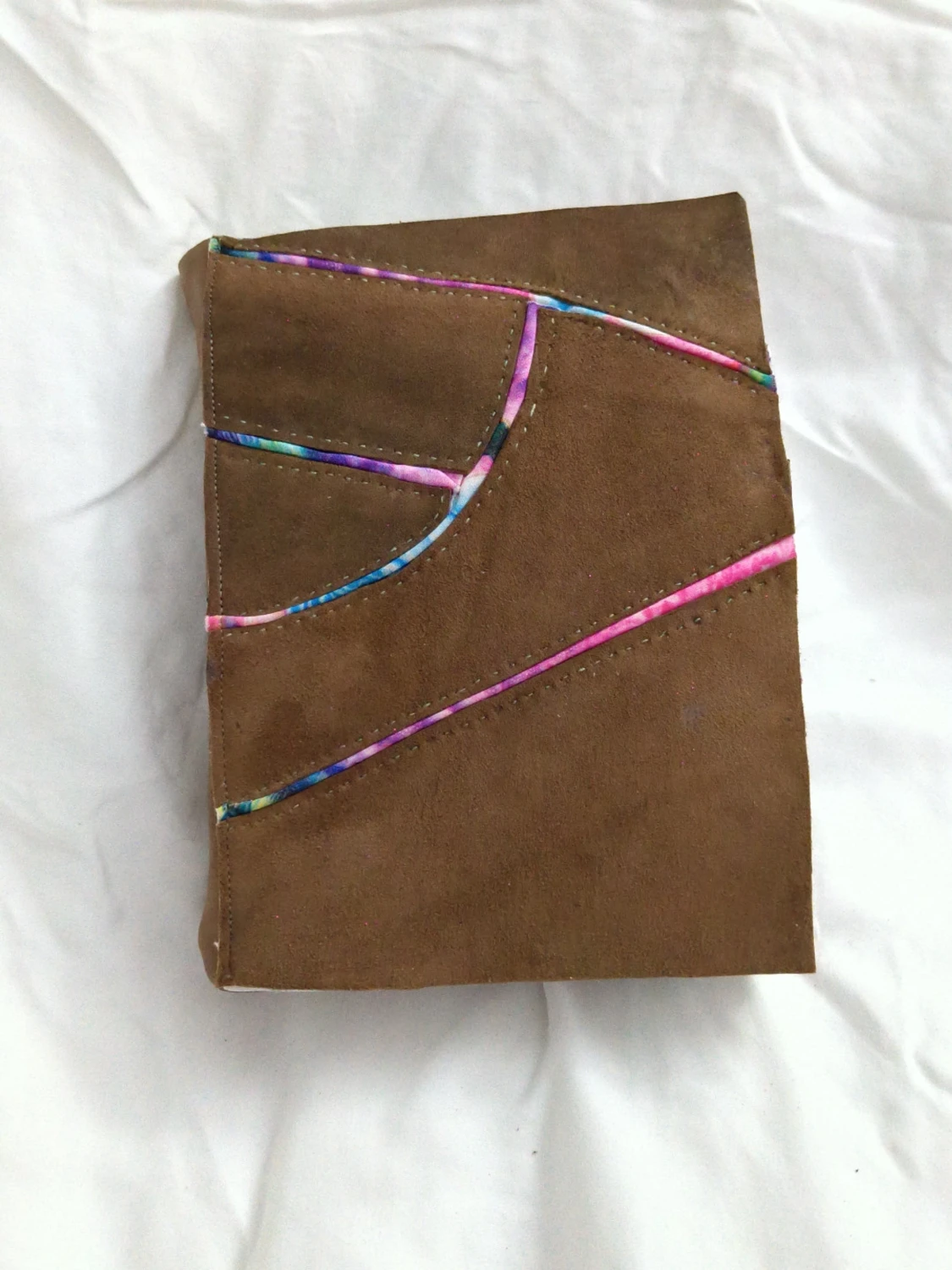 Handgjord anteckningsbok med konstnärligt omslag