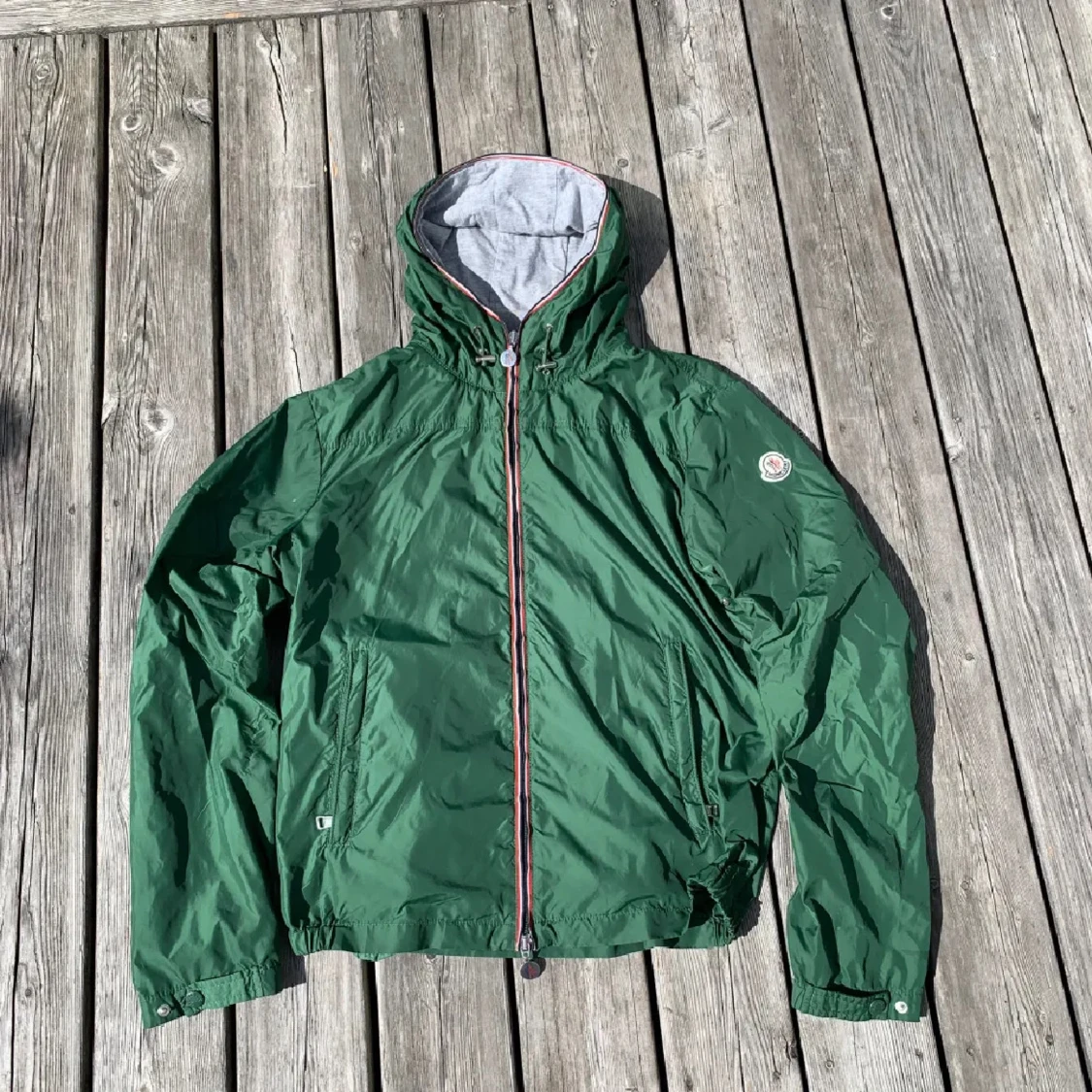 (Äkta) Grön vindjacka från Moncler - 1