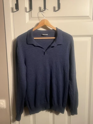 Mörkblå pikétröja John Henric M - Klassisk mörkblå pikétröja från John Henric i storlek M. Om du har mer frågor eller vill se mer bilder är det bara att fråga 