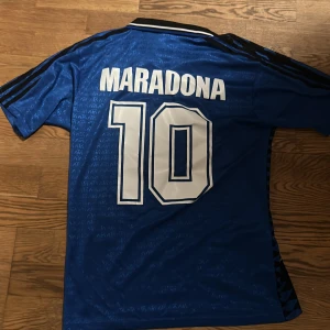 Maradona VM 1994 - Denna tröja visar klass från början Maradona tröja som är unik på en ny nivå och som kan bli din genom ett köp (pris går att diskutera)