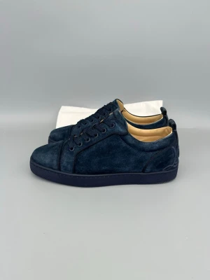 Christian Louboutin Louis Junior Sneaker Navy -  The shoes have been worn ~5 times and are in like-new condition  • Size: 40 (fits 40.5–41)  • Color: Navy Blue  • Retail price: 9500 SEK / 795€  • Dustbag included  