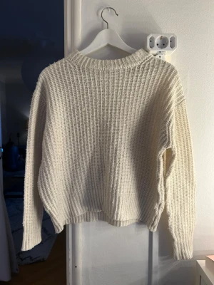 Vit stickad tröja från 157, storlek S - Säljer en vit stickad tröja från 157 i storlek S. Tröjan har en grovstickad struktur, rund halsringning och långa ärmar. Enkel och stilren design som funkar till det mesta.