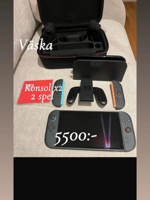 Nintendo Switch - Nintendo Switch med två konsoler, två Joy-Con-kontroller, dockningsstation, handkontrollshållare, väska och två spel. Allt ser välvårdat ut och kommer med praktisk förvaringsväska. Perfekt för både hemma- och resespelande.
