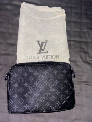 Svart axelväska - Hej! Det är bara skriva om du har frågor eller om du vill se mer bilder