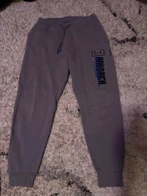 Hoodrich bundle medföljer en exklusiv parfym - Säljer nu ett Hoodrich bundle. Allt är S-M dem är snygga och några är använda. Som ni kan se skriv vid minsta fundering! Köpte allt för dyrt 3000kr