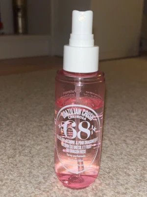 Brazilian Crush Cheirosa 68 Mist - Fräsch och trendig body mist med inslag av brasiliansk jasmin och pink dragonfruit. Mycket kvar i flaskan. Köpt för 300kr, säljer för 100kr