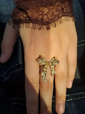 Rosett ring - En ring som är en rosett🎀 Är I guld färger och har ingen speciell storlek