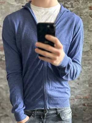 Suitsupply Kashmir Fullzip - Tjena! Säljer säljer nu min kashmir fullzip i storlek L, zipen är i mycket bra skick och passar nog den som är 183-190cm. Nypris ca 3000kr. Skriv för mer information 🤝