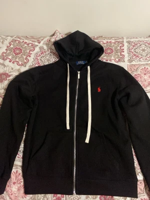  Ralph Lauren hoddie  - Säljer en Ralph lauren hoddie. Pris ka. Diskuteras