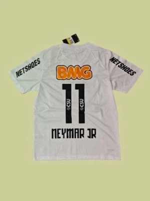 Neymar Jr tröja - Säljer en vit stilren fotbollströja från Santos FC med Neymar Jr och nummer 11 på ryggen, samt flera sponsorer som BMG, Netshoes och Seara. Tröjan har Nike-logga och klubbmärke på framsidan. 