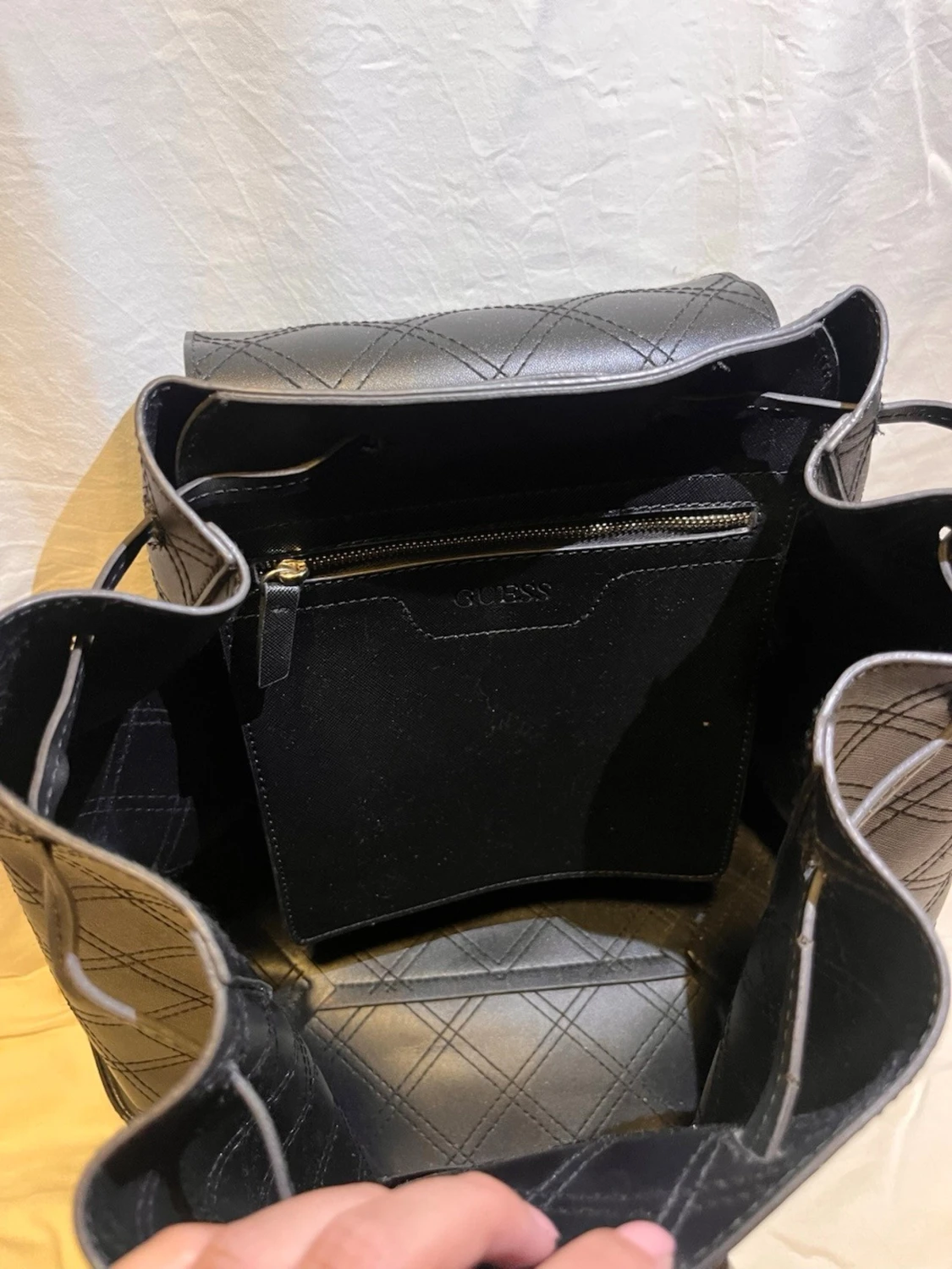 Svart quiltad ryggsäck från Guess - 3