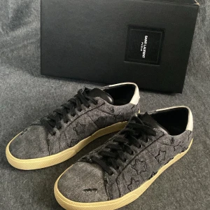 Saint laurent skor - Ysl skor- modell SL/06- givetvis äkta- skick 8/10-  allt og som box dustbag skötsel kort certifikat kvitto m.m storlek -42 Hör av dig vid frågor pris ej hugget i sten andvändt skick 