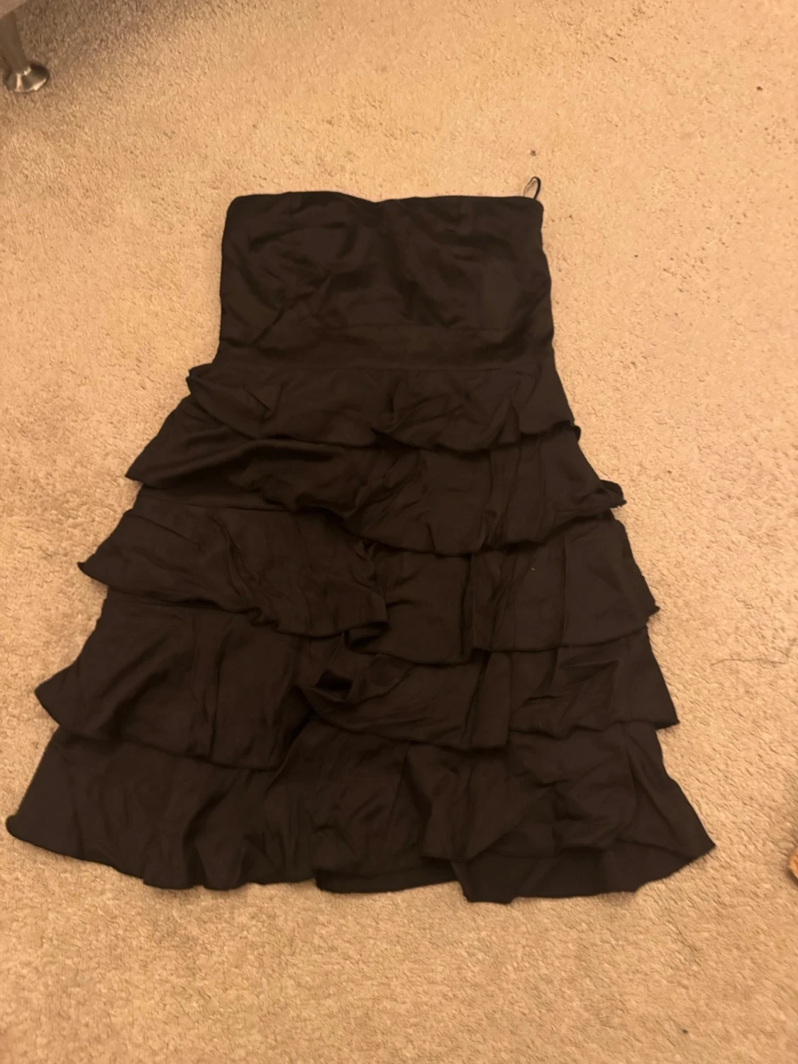 Svart axelbandslös volangklänning - 1