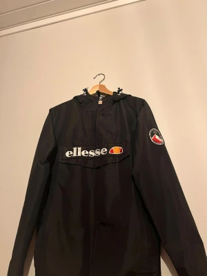 Ellesse vindjacka - Ellesse vindjacka i mycket bra skick. Storlek S men skulle säga den passar XS och M också. Säljes pga jag växt ur den. Väl omhändertagen. Kika min Jack & Jones väst i samma storlek också! 