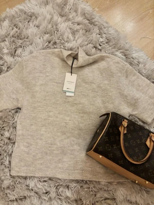 Stickad polo tröja - Så fin, från Gina. Helt ny, med prislapp kvar. 