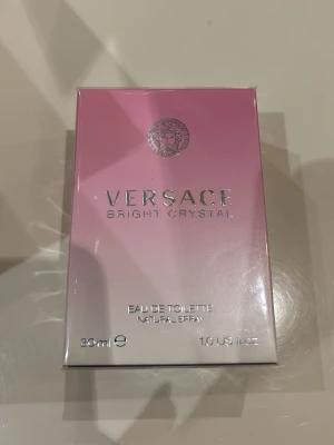 Versace Bright Crystal 30ml - Versace Bright Crystal Eau de Toilette i en snygg rosa förpackning. Volym: 30 ml. Perfekt storlek att ta med i väskan.