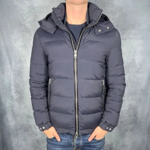 J.lindeberg jacka - Storlek: L|| Skick: mycket bra || Nypris: Ca 5000 kr || Följ för liknande produkter 🍾