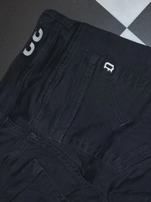 Svarta jeans från Dondup, storlek 32 - Hallö! Svarta jeans från Dondup med klassisk femficksdesign och metallknapp framtill. Snygga detaljer som D-logga på bakfickan och diskret broderad etikett. Jeansen har en rak passform och är tillverkade i mjuk bomull med lite stretch för extra komfort.