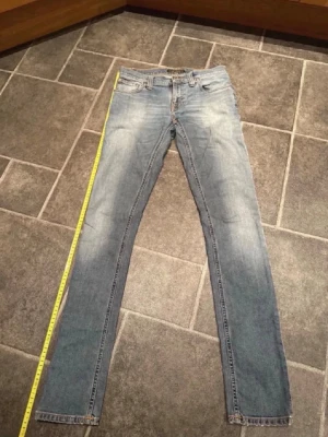 Nudie jeans  - Säljer dessa nudie jeans i storlek w27 L 34. Längden är 106 cm och bredden 37 cm.  (Med slitningar)