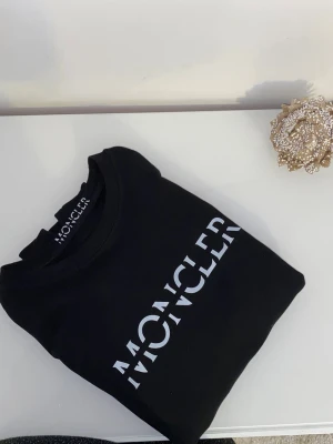 Exklusiv Tröja. - Säljer en snygg tröja som är köpt utomlands. Den passade inte killen så vi tänkte att det är bättre att sälja den än att bara låta den hänga i garderoben! Tröjan är knappt använd och i perfekt skick.   Storlek, M/48-50