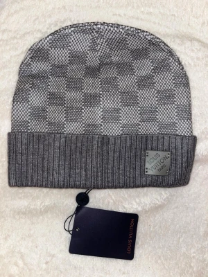Grå L mössa  - Bra kvalité, finns fler o lager 
