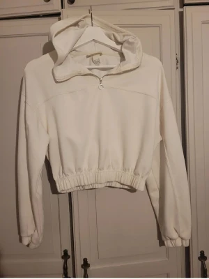 Hoodie h&m move - Knappt använd hoodie från h&m move med zipper.