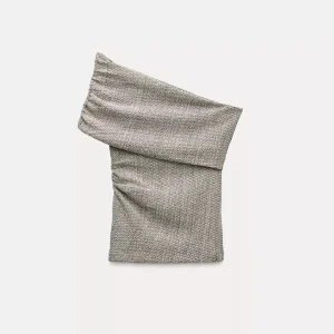 Beige one shoulder topp från Zara - Säljer en beige one shoulder topp från Zara i strukturerat, stretchigt tyg. Toppen har en asymmetrisk design med en ärm och smockad känsla i materialet. Perfekt för dig som gillar trendiga och unika plagg med snygg passform.