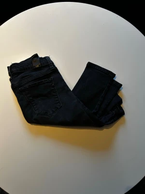 Replay jeans  - Replay jeans me slitningar! W28 L29 passar dig som är 170 ungefär. Hör av er vid frågor och funderingar// Lutino UF